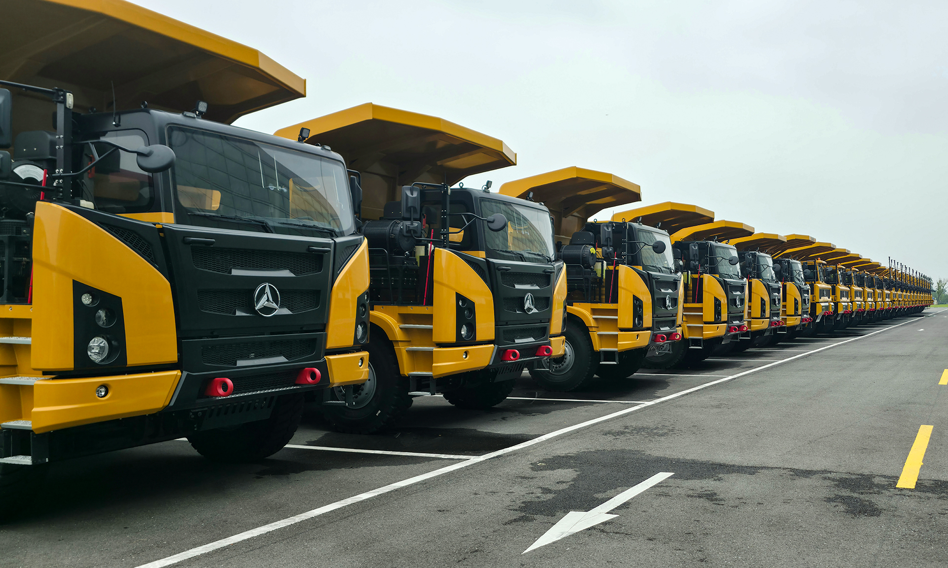 Eldrivna gruvtruckar SANY SKT105E uppställda på rad inför leverans 20-tal batteritruckar i följd.